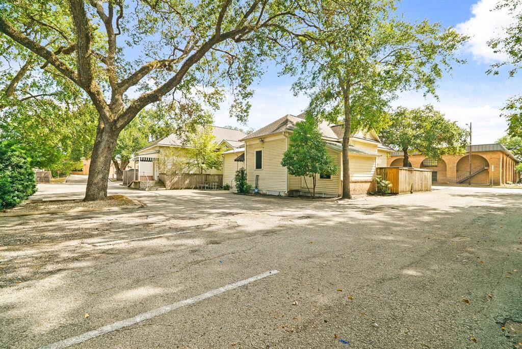 This parking lot is accessible from both the front street and side street. Notice how the large mature trees keep the parking lot shaded, protecting cars from the heat of the sun.