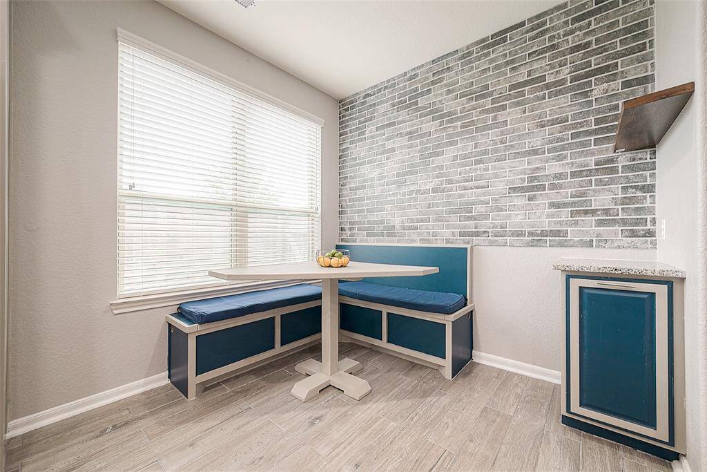 Customizable dining space with a removable built-in banquet for your convenience.