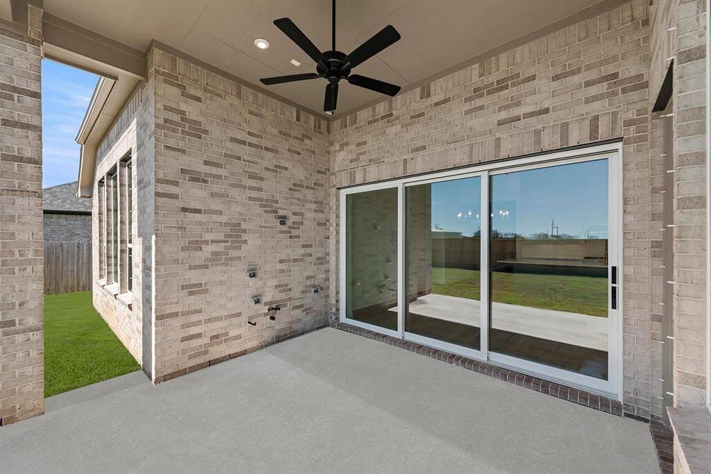 Huntley III C outdoor living area