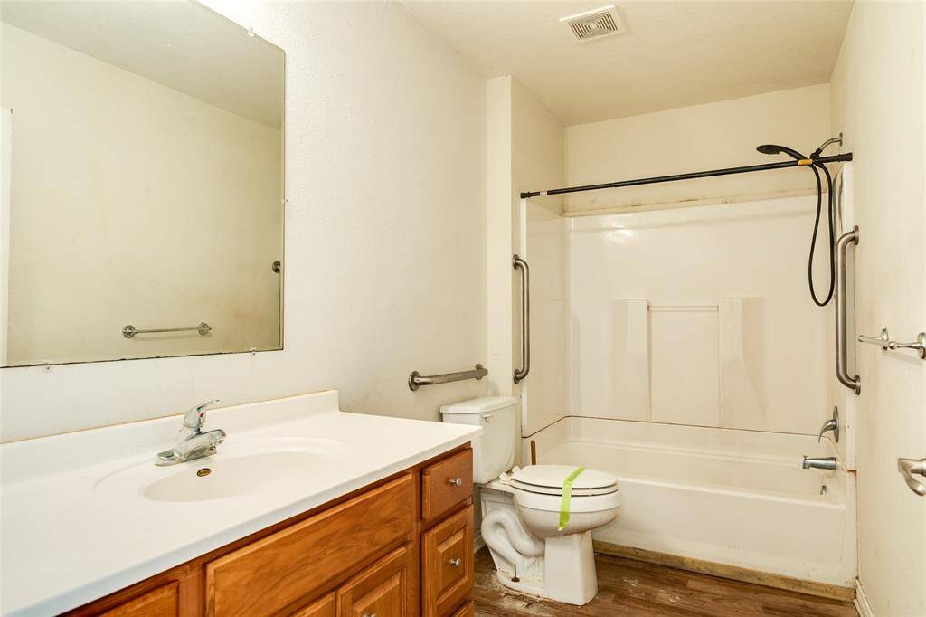 Hallway bathroom - needs work
