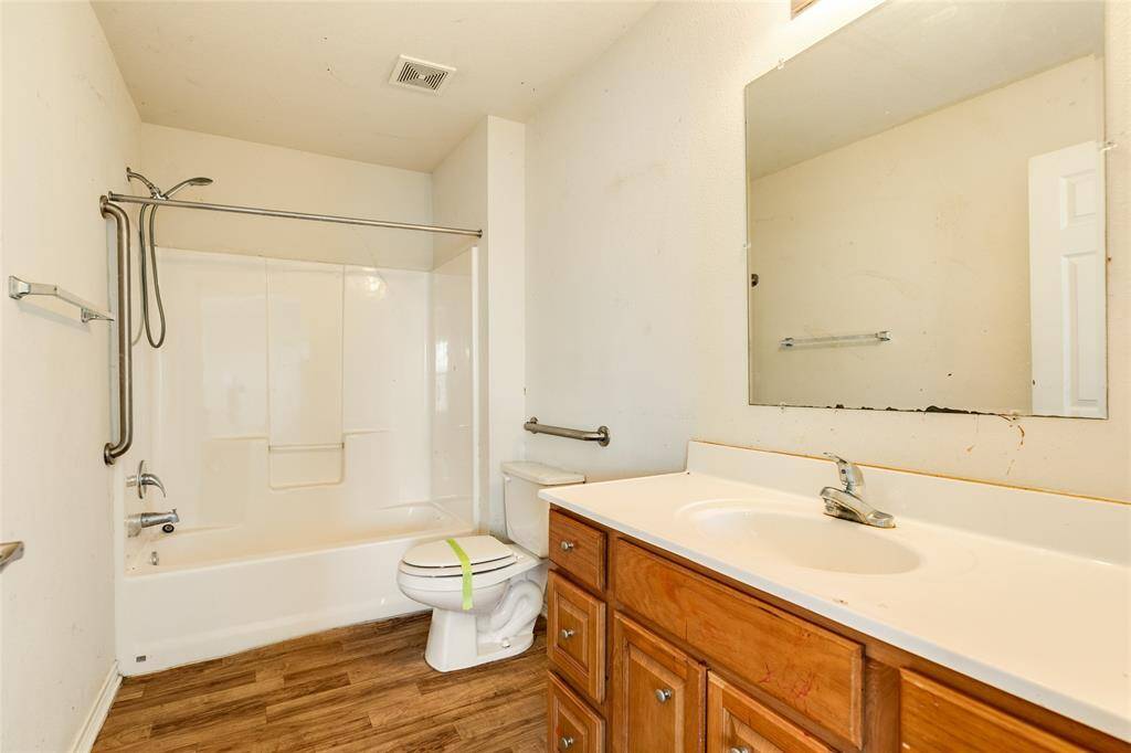 Primary bedroom ensuite bathroom - needs work