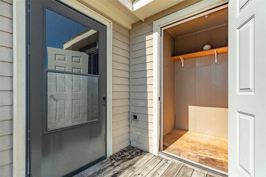 Exterior storage closet perfect for beach toys - entry off of living room