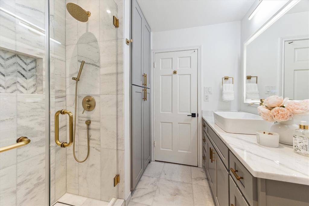 Alternative view of this fully remodeled (2021) bathroom