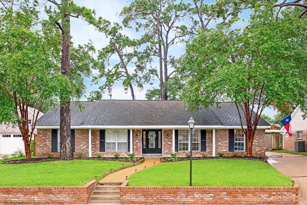 Welcome to 10019 Green Tree! A Briargrove Park classic on a premier street on the coveted North side of Briargrove Park.