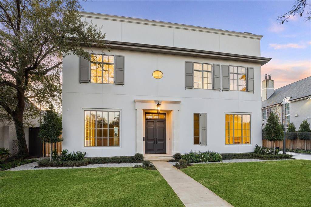 1944 Larchmont in River Oaks. Minutes from the Galleria and River Oaks District for shopping and some of Houstons best restaurants.
