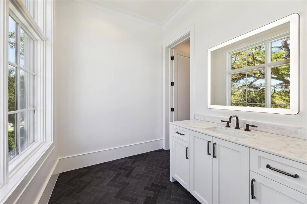 All bedrooms have en suite baths