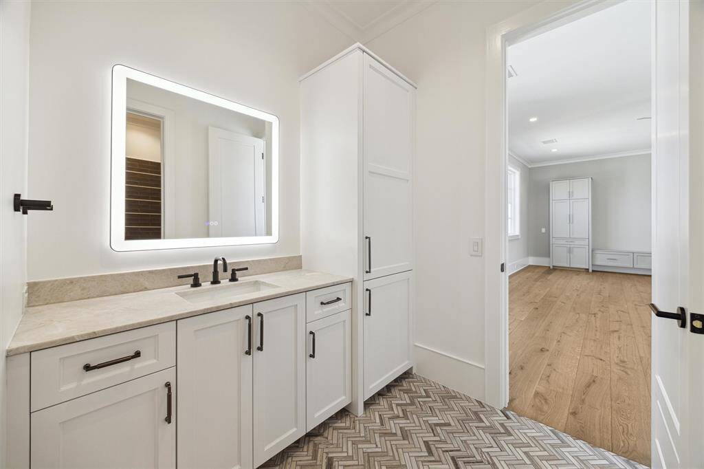 En suite bath with access to the game room