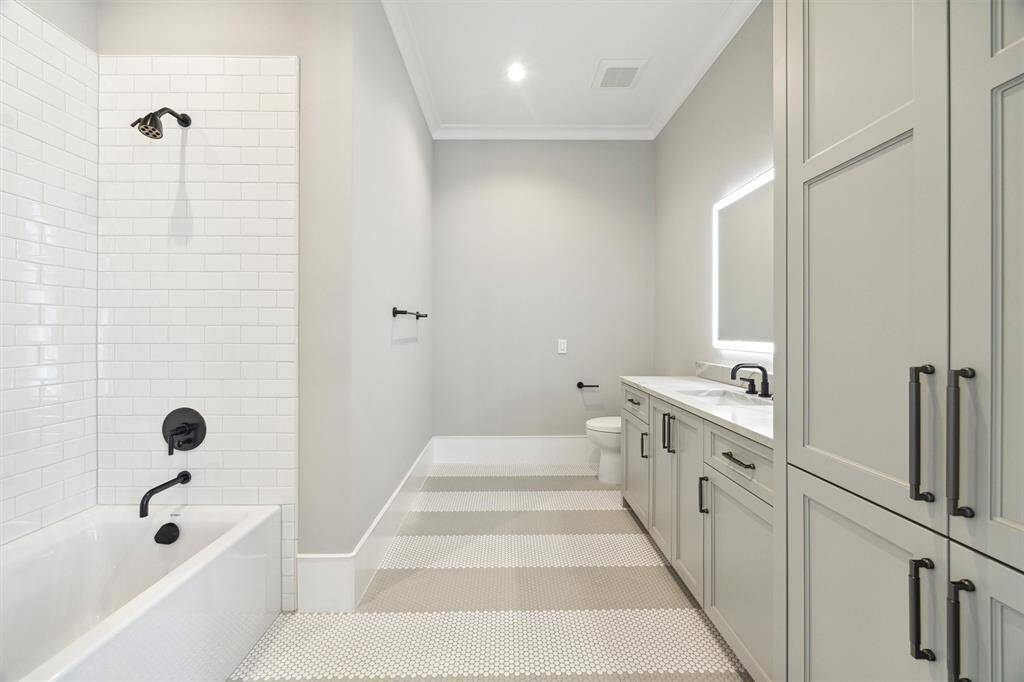 En suite bath