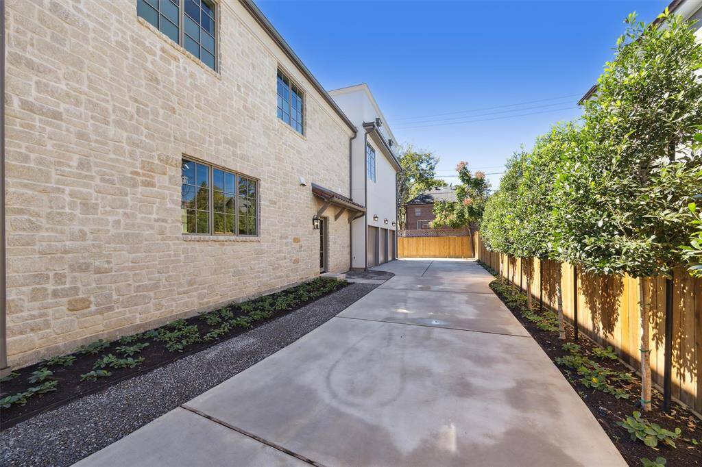 Long gated driveway with room to park multiple cars.