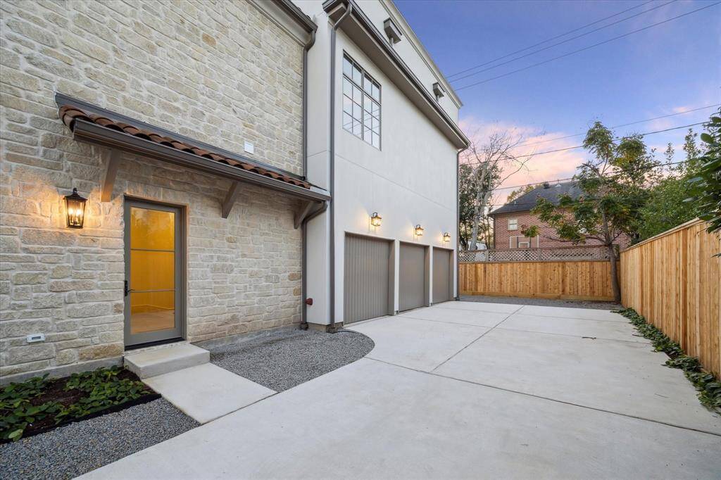 Wide driveway with extra room for parking mutliple cars.