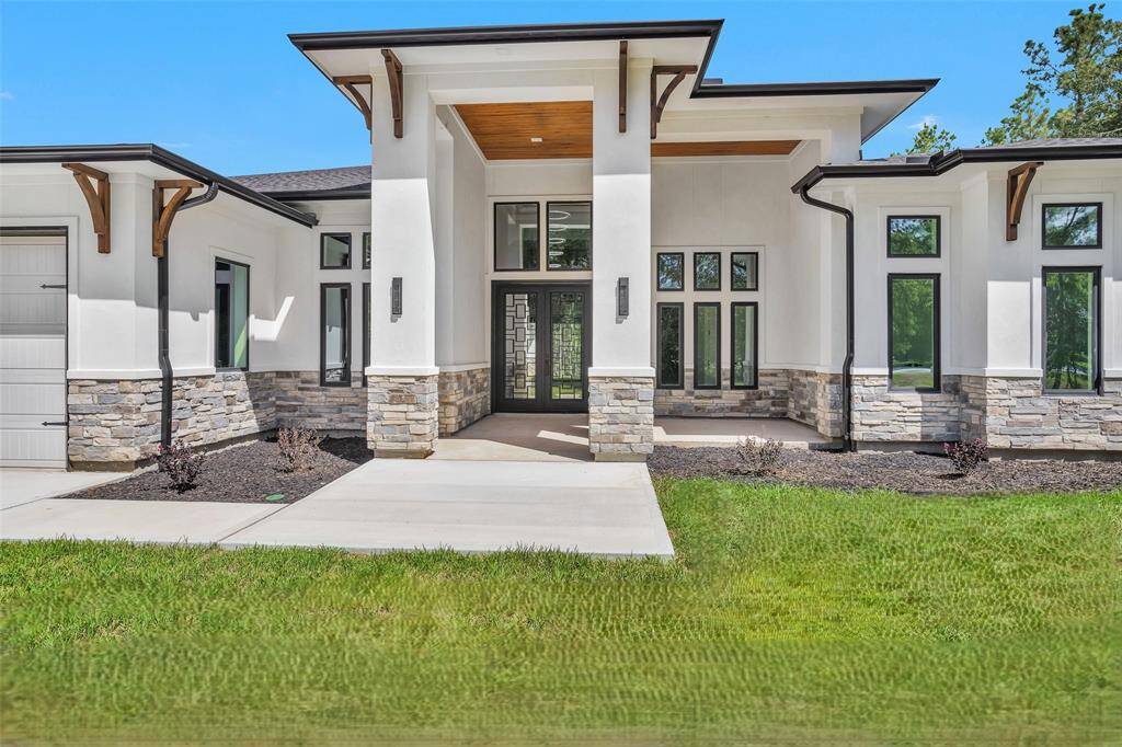 Welcome to 27900 Stallion Lane in the exclusive gated equestrian community of Saddle Creek Forest in Waller. Finished with stucco, stone, and rich yellow pine corbels under the eaves and on the porch ceiling.