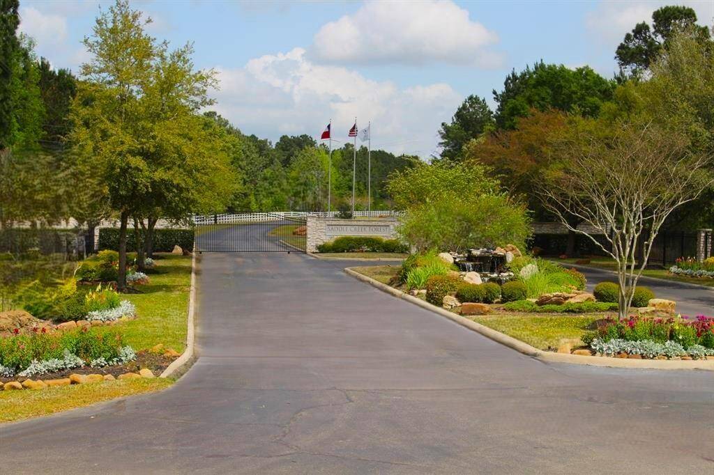 Located near the historic town of Tomball, Texas, Saddle Creek Forest offers all the conveniences and amenities of the Houston Metroplex, just 50 miles south, and the neighboring communities of Magnolia, The Woodlands, Tomball, Lake Conroe and Spring, without the congestion and headaches.