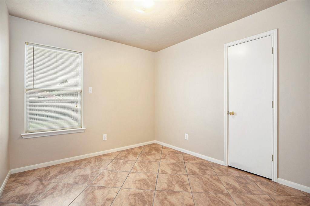 Very Roomy & bright Bedroom 2
