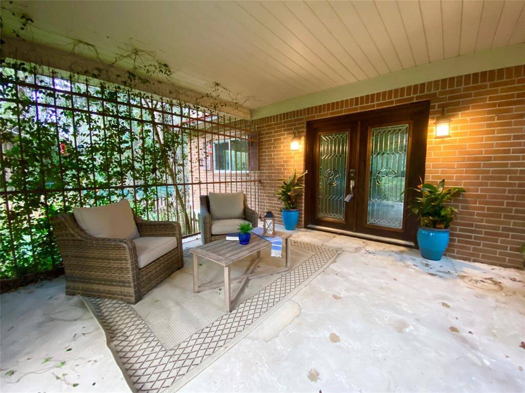 Indoor/outdoor living at its best! Relax on the oversized front porch with a morning cup of coffee or an afternoon glass of sweet tea. This large space is also big enough for an outdoor table for al fresco dining with family and friends. Enjoy the sweet smell of the jasmine and the abundance of cardinals, song birds, and hummingbirds that call this place home.