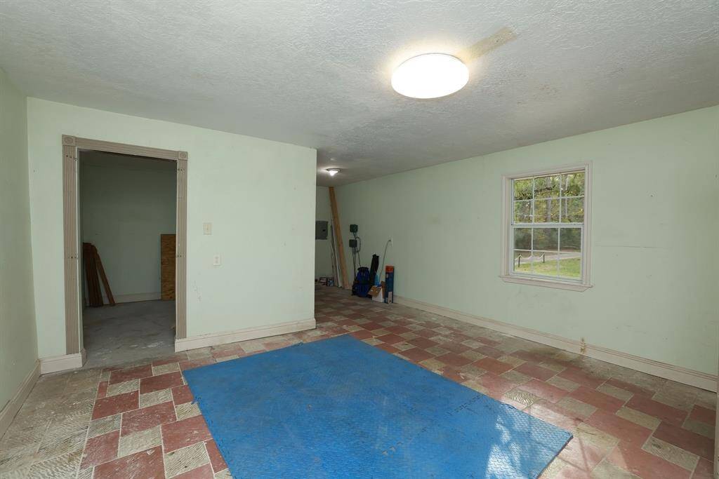 The bonus room off of the back patio could be additional living space, in-law's quarters, 2nd home office, work out room, homeschool space! Super flexible and many possibilities. It measures approx 23x15.