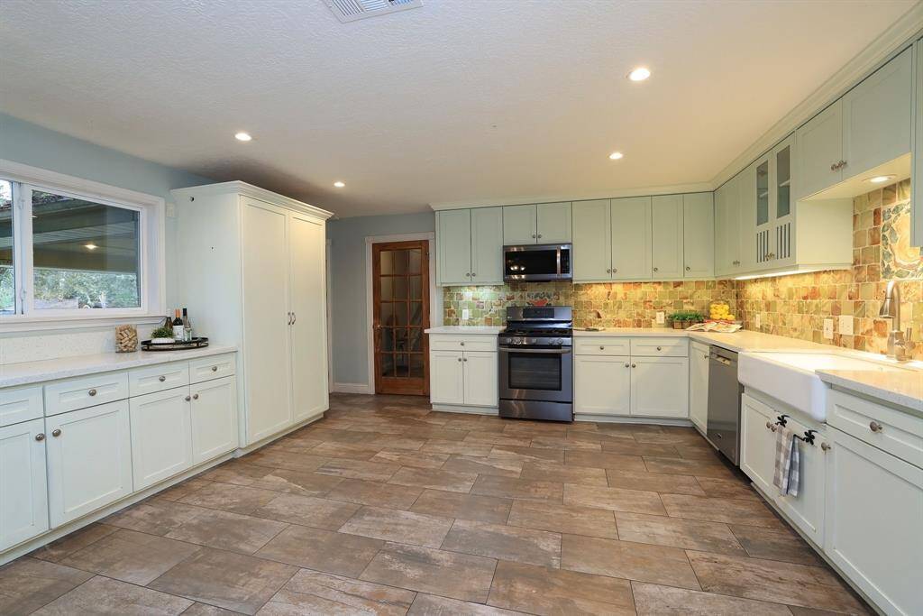 Look at all that storage! Can't you just imagine this Kitchen full of family during the holidays baking, cooking, laughing together?!