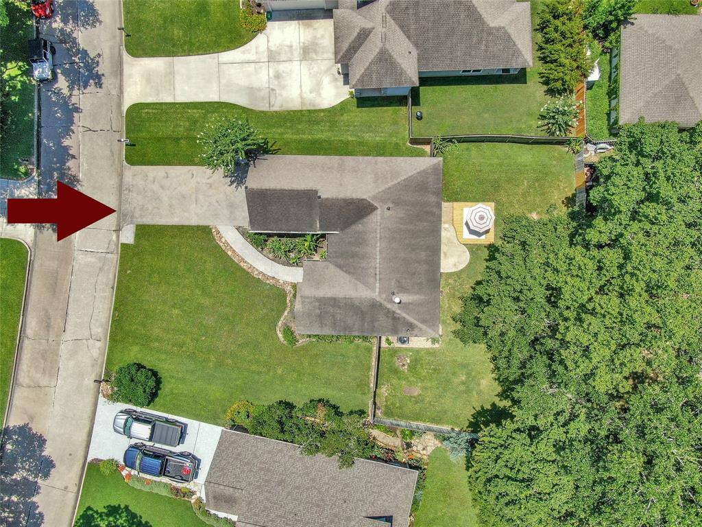 Large front lawn and plenty of mature trees in the back lawn.