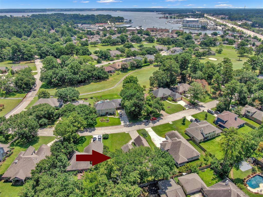 See the convenient proximity to boat launch, country club with numerous amenities and recreation options!