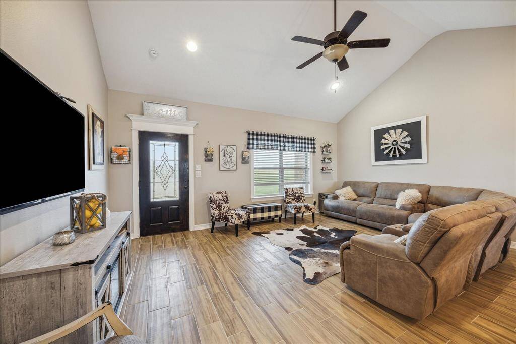 Spacious living room