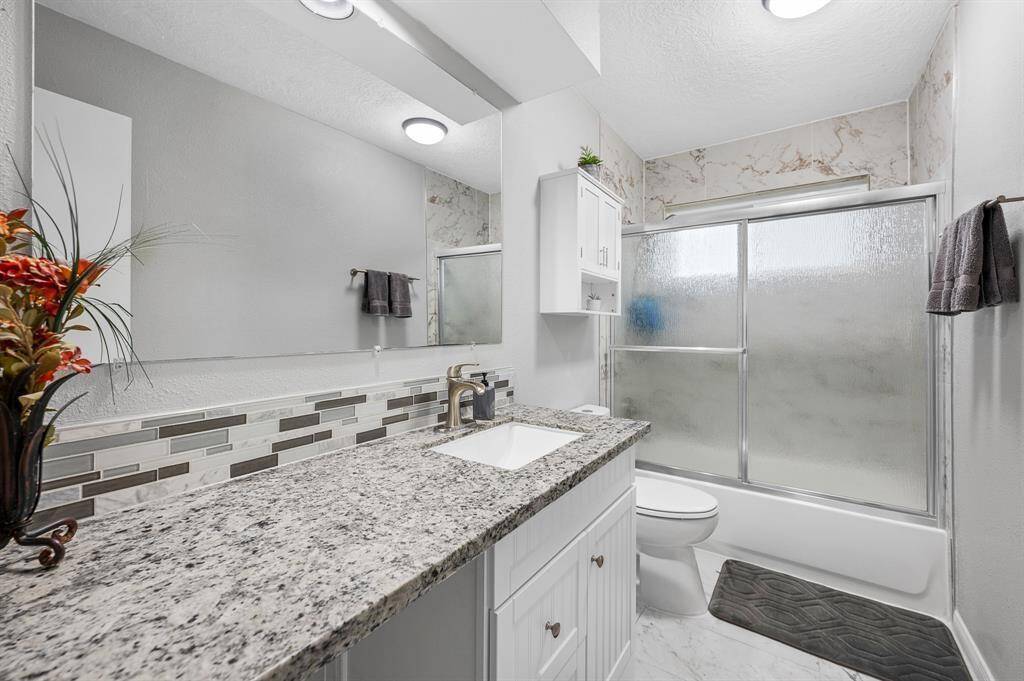 Full Bathroom 1