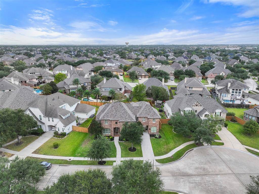 1370 Porta Rosa Lane boasts a prime southwest-facing location on a quiet cul-de-sac street in this highly desired master-planned community on the eastern edge of League City in Galveston County.