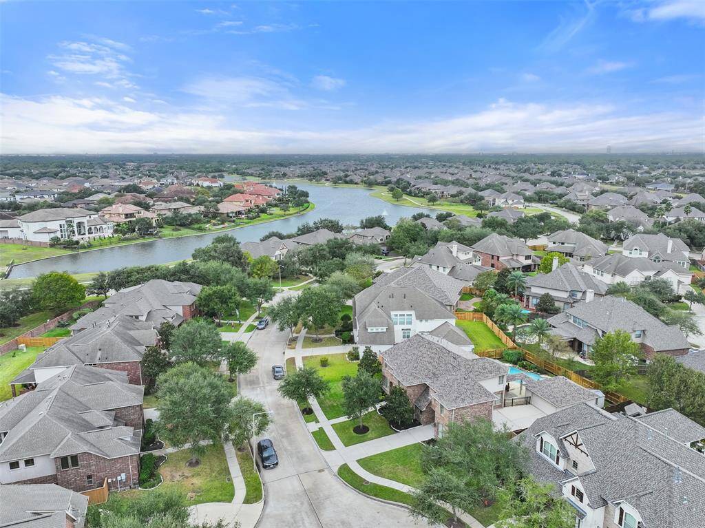 1370 Porta Rosa Lane boasts a prime southwest-facing location on a quiet cul-de-sac street in this highly desired master-planned community on the eastern edge of League City in Galveston County.