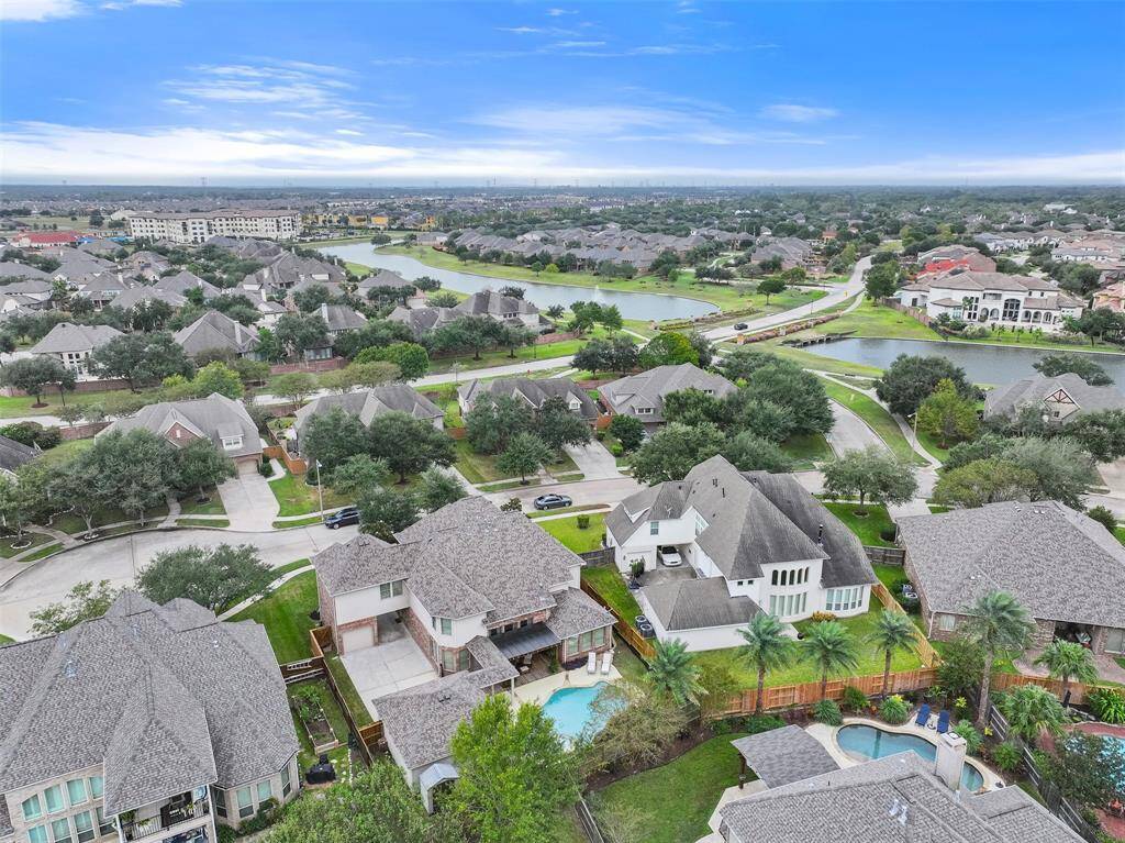 1370 Porta Rosa Lane boasts a prime southwest-facing location on a quiet cul-de-sac street in this highly desired master-planned community on the eastern edge of League City in Galveston County.