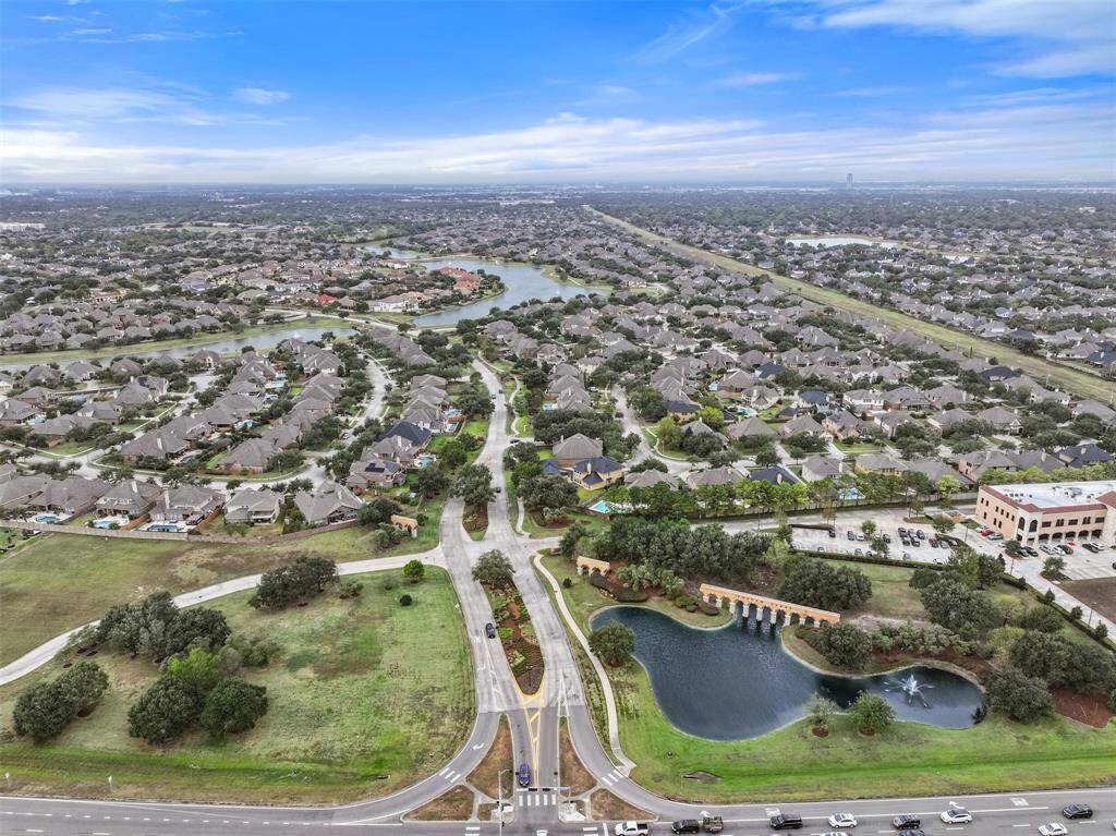 1370 Porta Rosa Lane boasts a prime southwest-facing location on a quiet cul-de-sac street in this highly desired master-planned community on the eastern edge of League City in Galveston County.