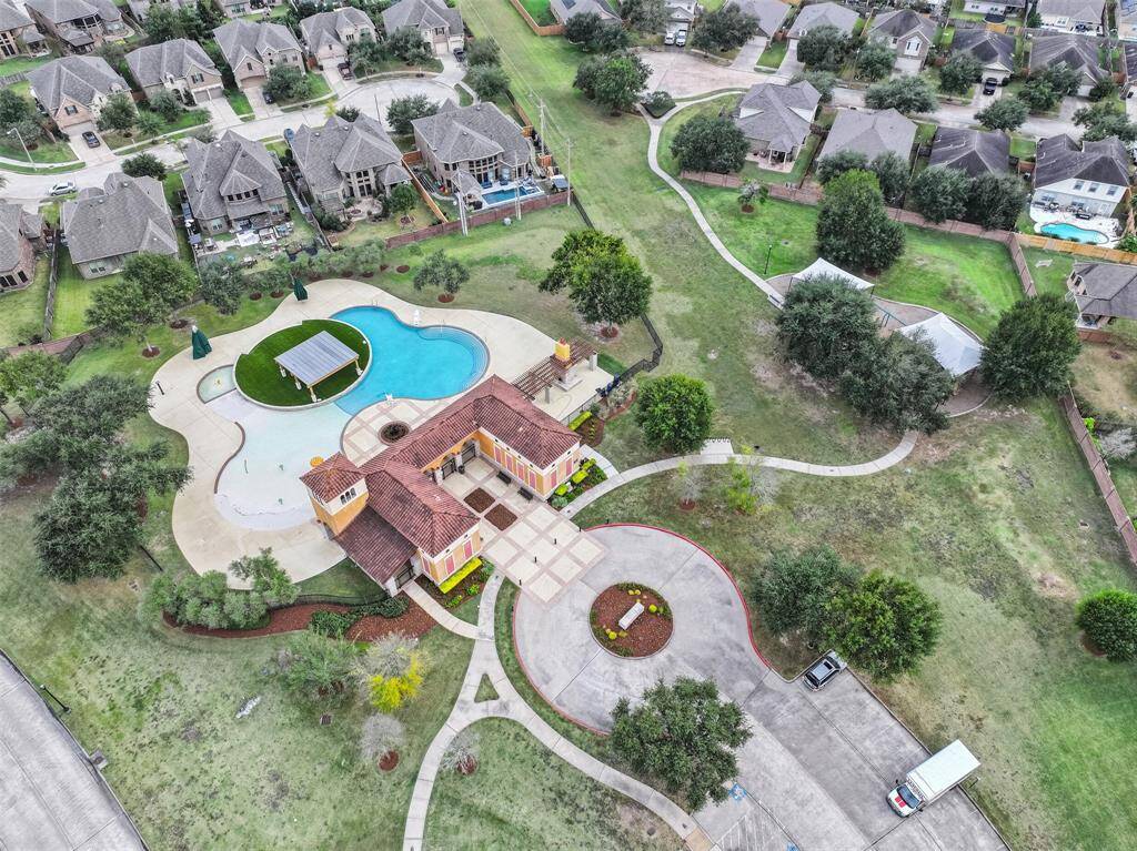 The Tuscan Lakes Recreation Center is the hub of activity, with a fantastic swimming pool, a modern fitness center, and lovely picnic areas. If you have kids, they’ll love the splash pad and playgrounds. Plus, there are scenic walking trails and serene lakes perfect for a morning jog or a peaceful evening walk.