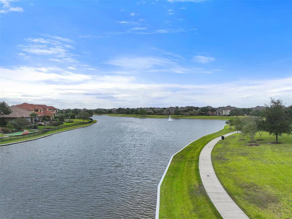 Tuscan Lakes is full of sparkling lakes & lush green spaces, creating a peaceful environment where you can unwind. The beautifully maintained landscapes and gardens add to the serene vibe, making it a perfect escape from the hustle and bustle of everyday life.