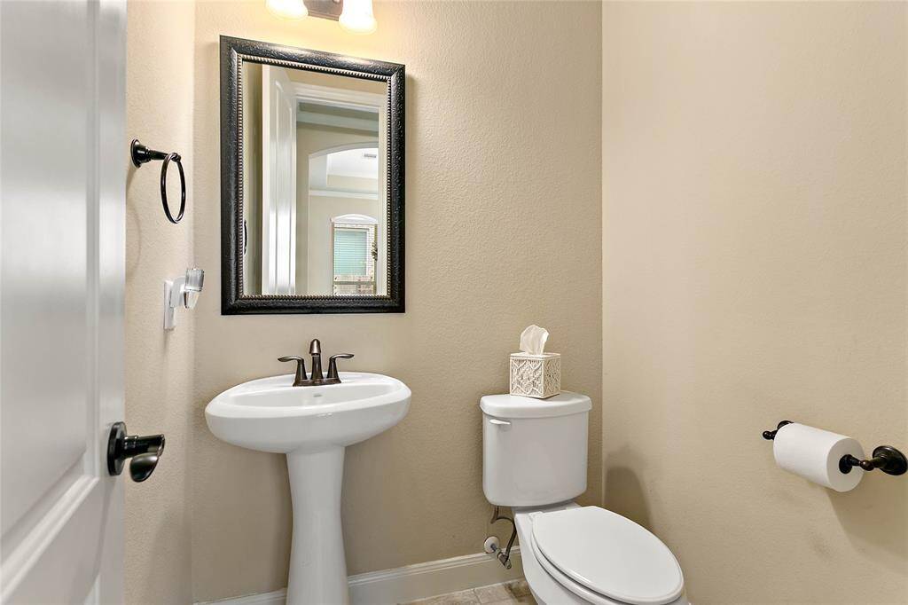 Powder bath for guests.