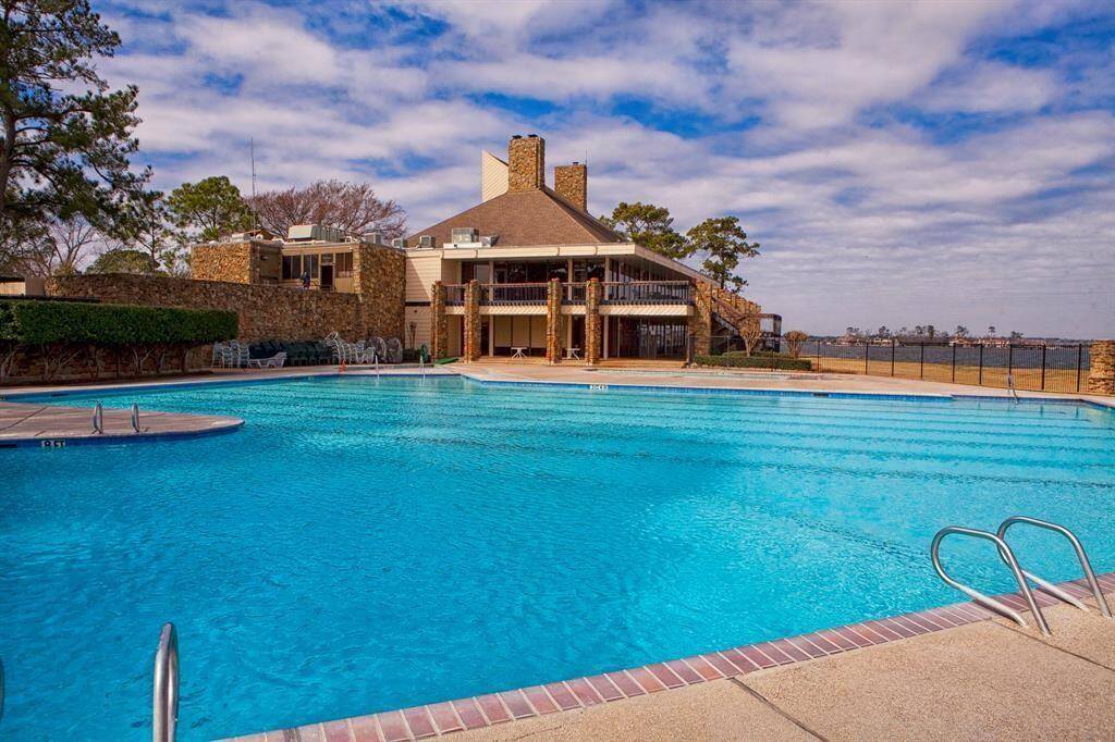 Yacht Club Pool