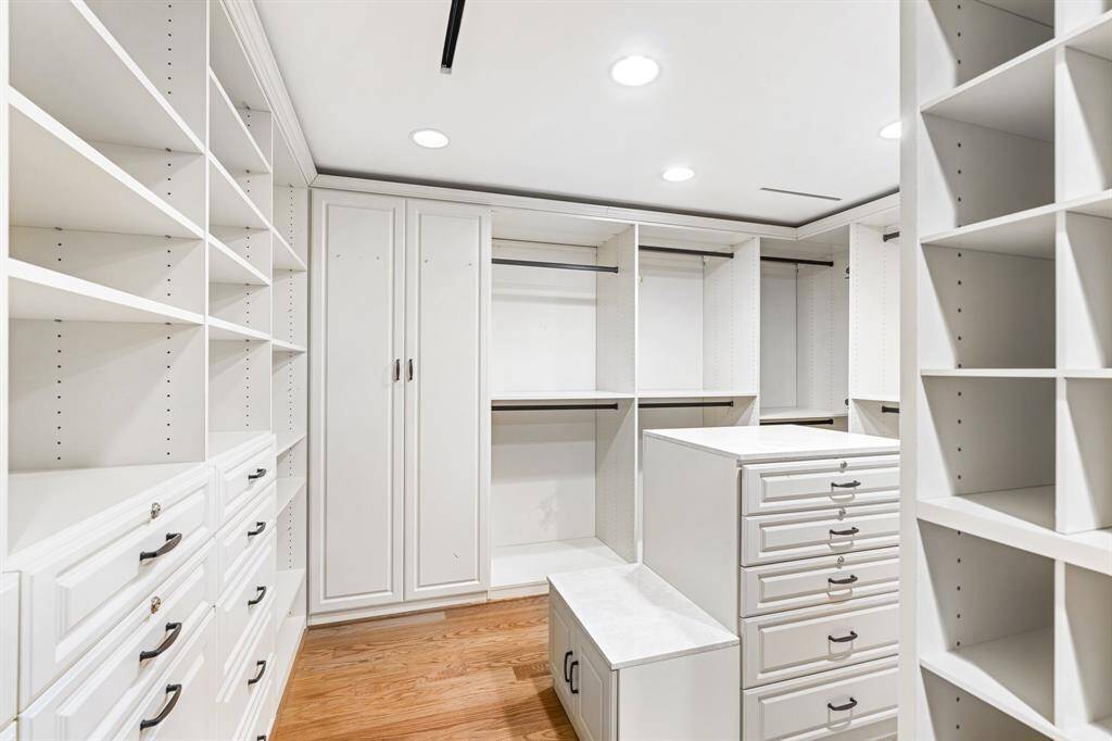 Large island walk-in closet.