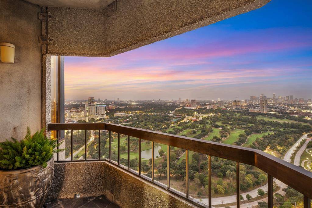 Truly magnificent unobstructed Northern views overlooking the Medical Center to the West.