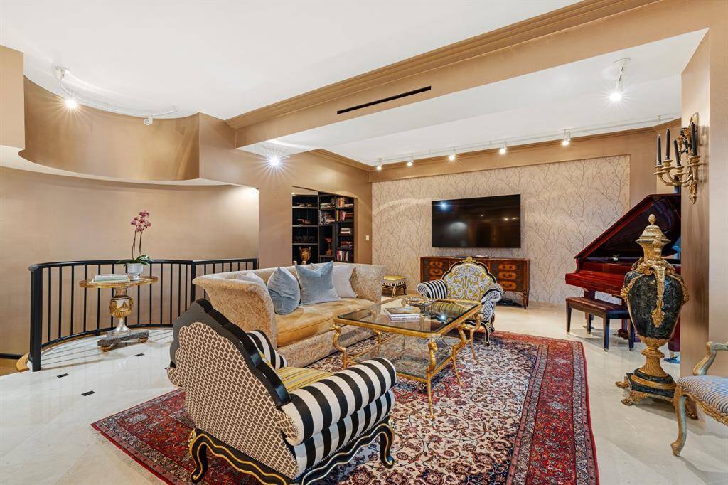 The living areas are located on the 40th floor and the bedrooms are below on the 39th floor.