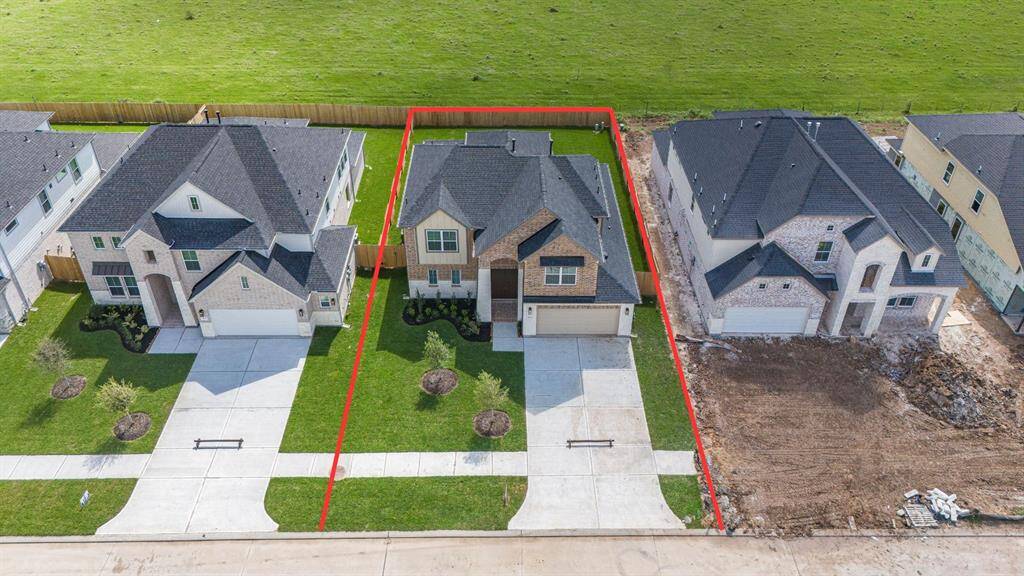 This home sits on a large lot with NO BACK NEIGHBORS, ample yard space in front and the back, lush landscaping and a well-maintained yard.