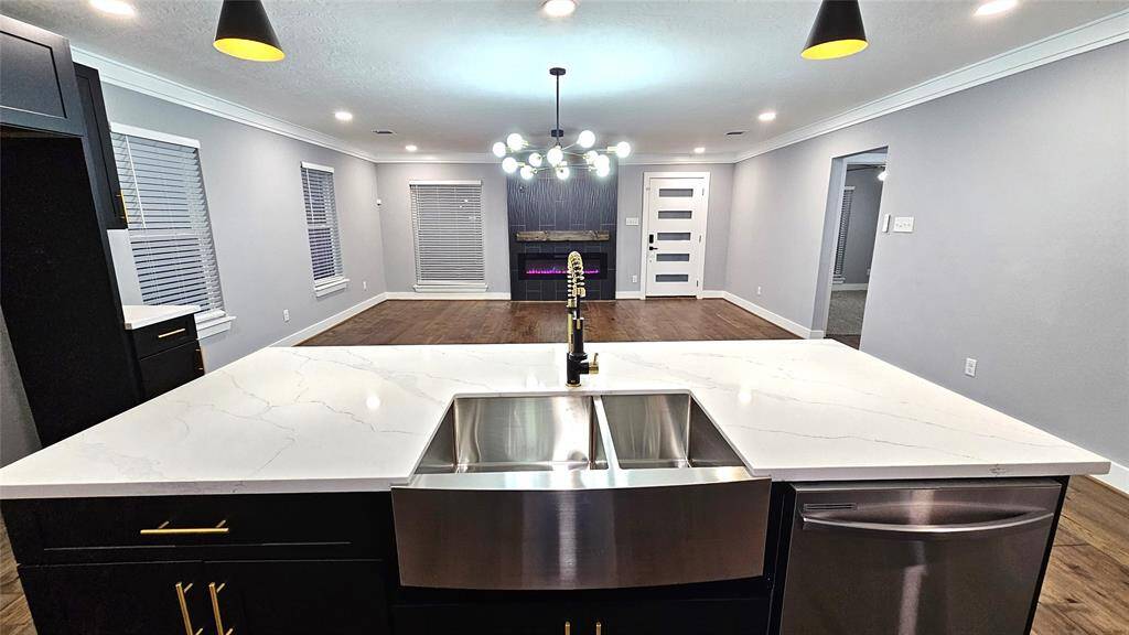 Huge Kitchen Island with Bar, Quartz Countertops, Apron Sink, Stainless Steel Dishwasherand Pendant Lights