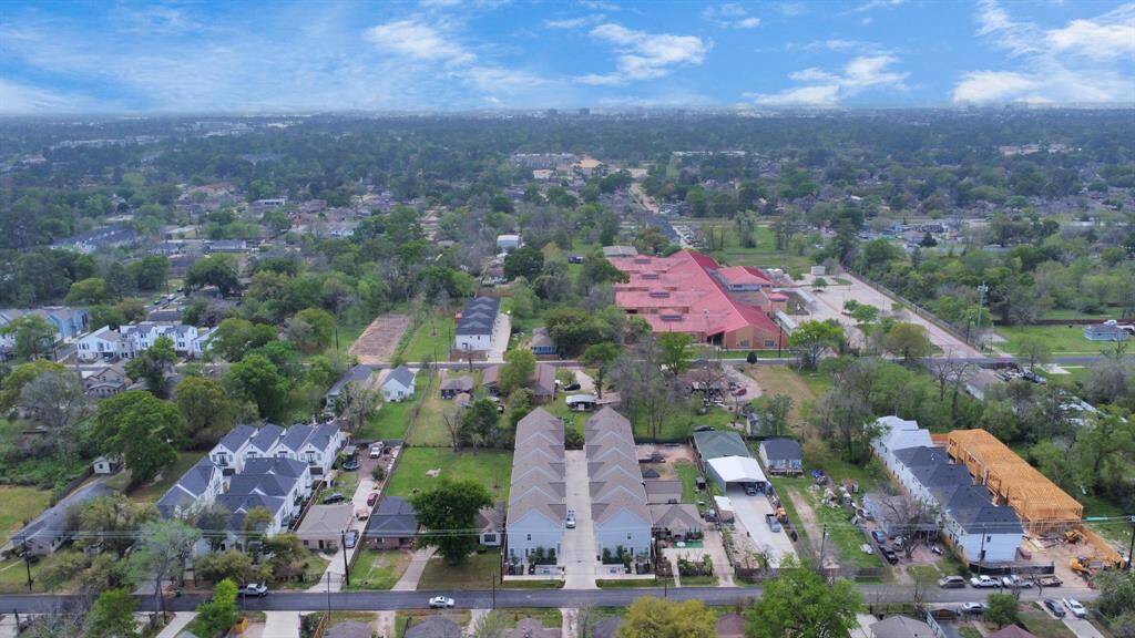 Conveniently located just 15 minutes from Downtown Houston, this new home is also situated near the medical center, the museum district, and the zoo.