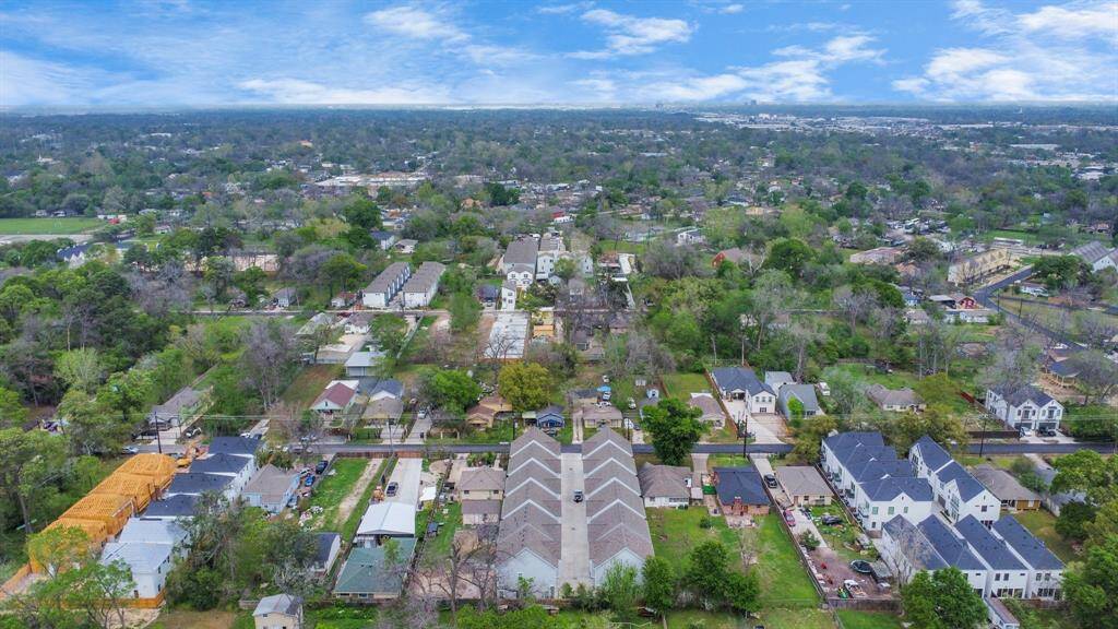 Conveniently located just 15 minutes from Downtown Houston, this new home is also situated near the medical center, the museum district, and the zoo.