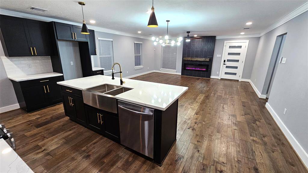 Huge Kitchen Island with Bar, Quartz Countertops, Apron Sink, Stainless Steel Dishwasherand Pendant Lights