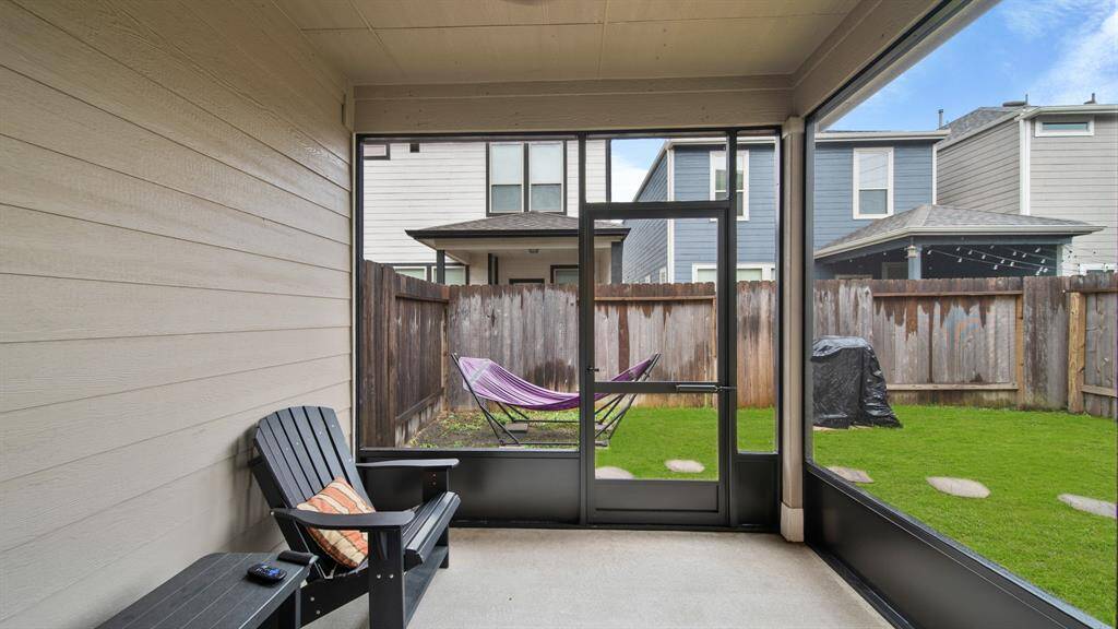 This space seamlessly extendsthe living area, providing acomfortable setting for bothrelaxation and entertainment.