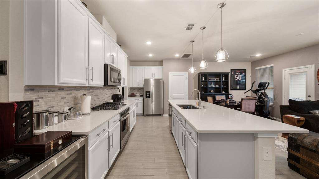 The kitchen, an integral part of thishome's open-concept design,seamlessly flows off the living room,creating a harmonious andconnected living space.