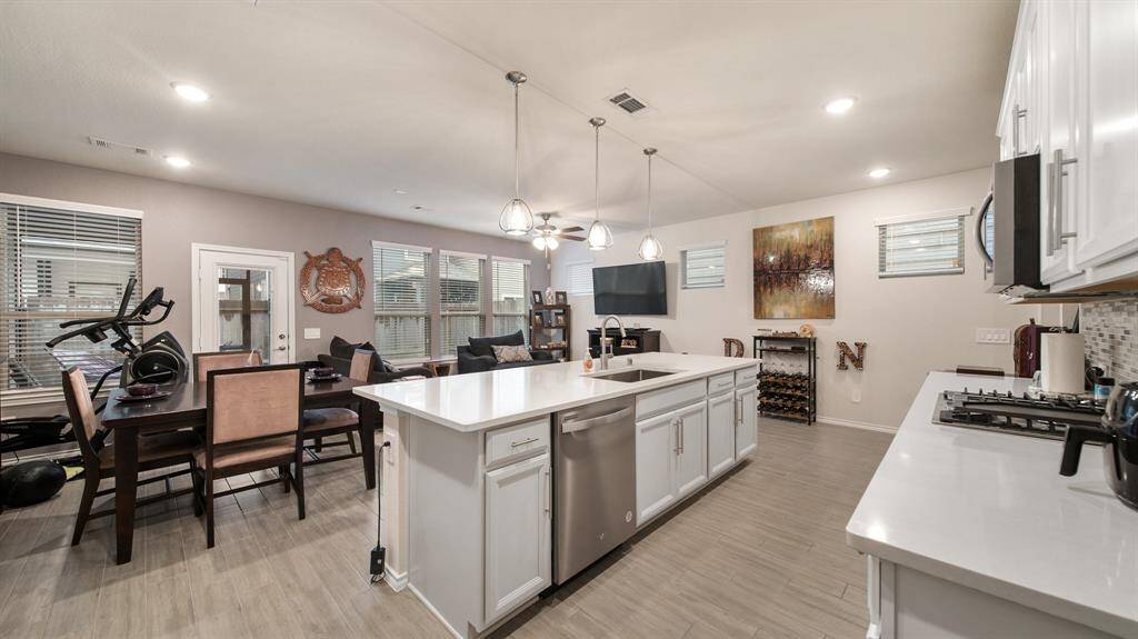 Adorned with a tasteful breakfast bar,the island seamlessly blendspracticality with style, making it theperfect place for quick meals orsocializing while cooking.