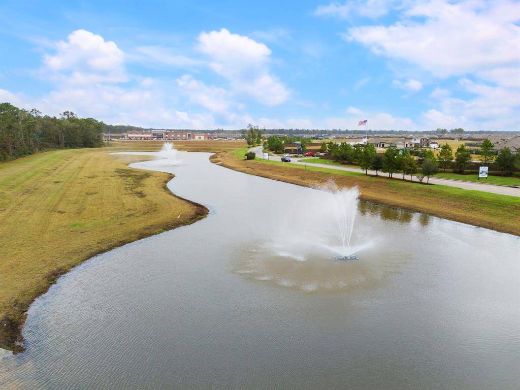 A peaceful and relaxing pond in the community, ideal for unwinding and enjoying the natural surroundings.
