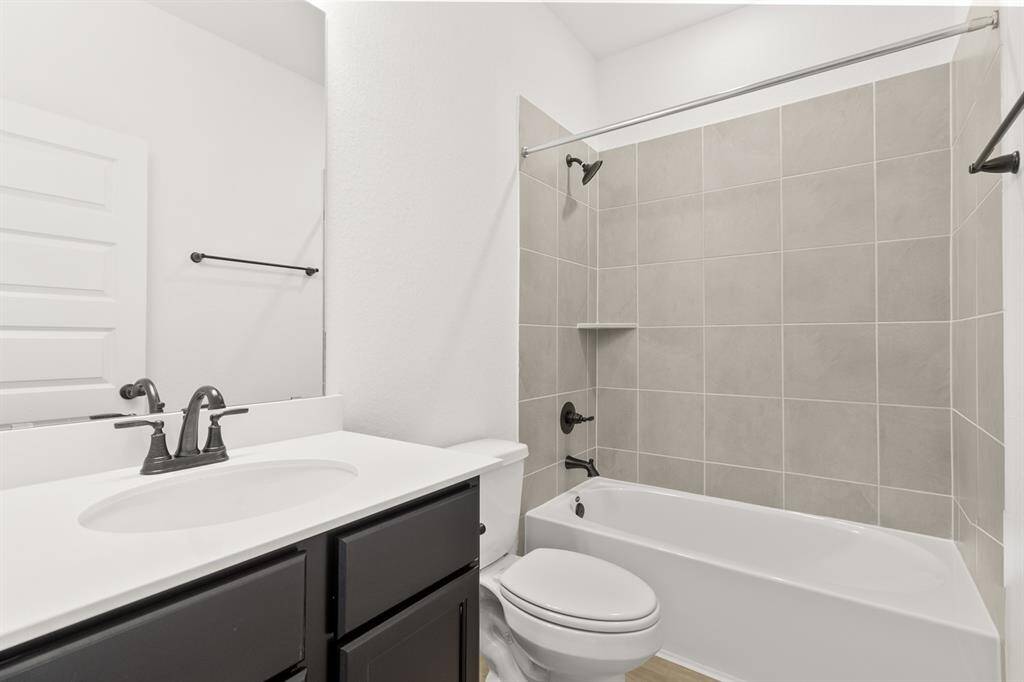 Whether you’re hosting family and friends or for the kiddos, our secondary bathrooms invit