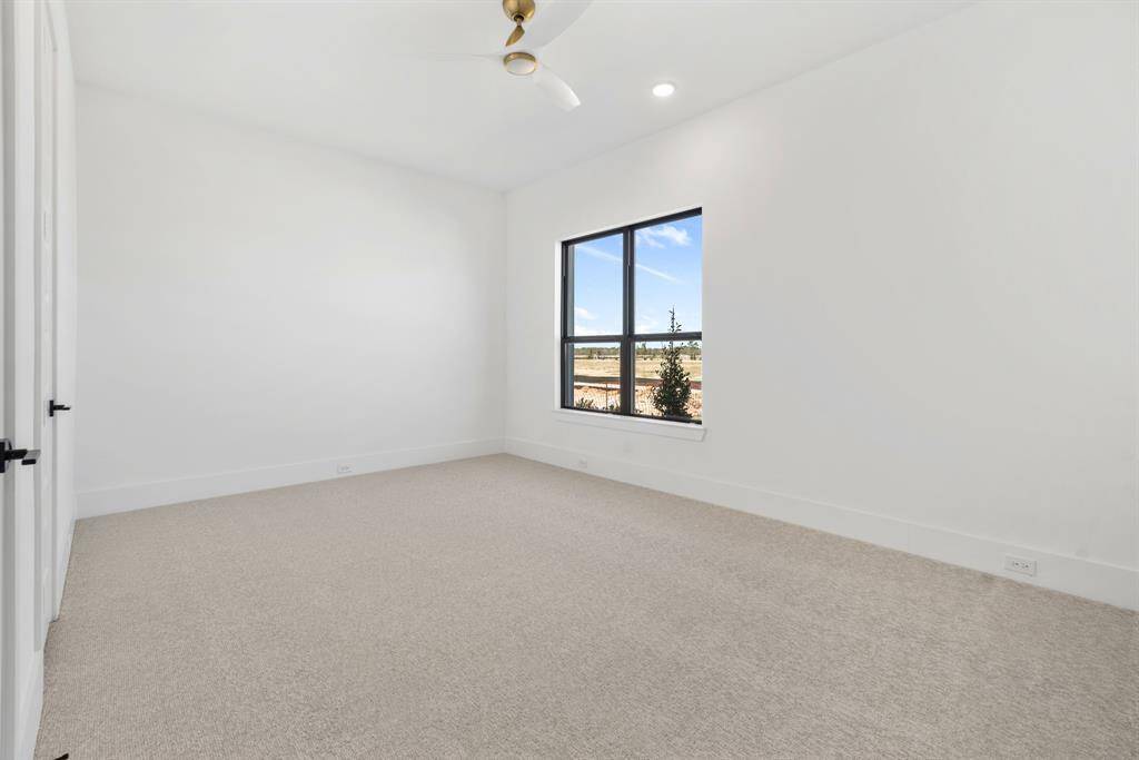 A cozy secondary bedroom, perfect for guests or as a versatile space with ample room and comfort.