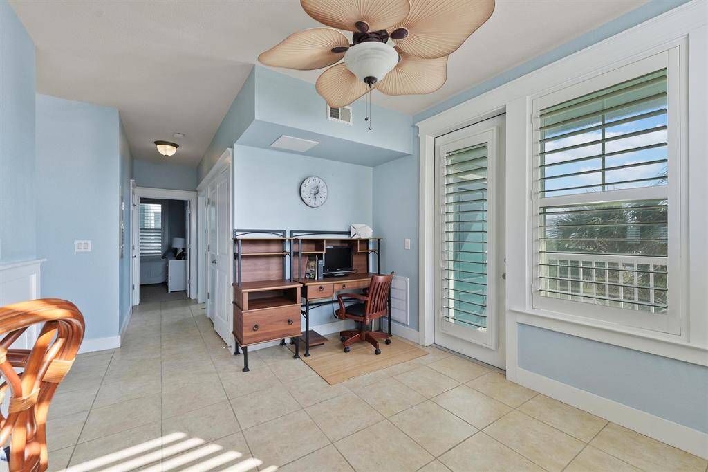 The bonus area’s bright and open layout allows for flexible use, whether as a home office, art studio, or relaxation space, with direct access to refreshing outdoor views.