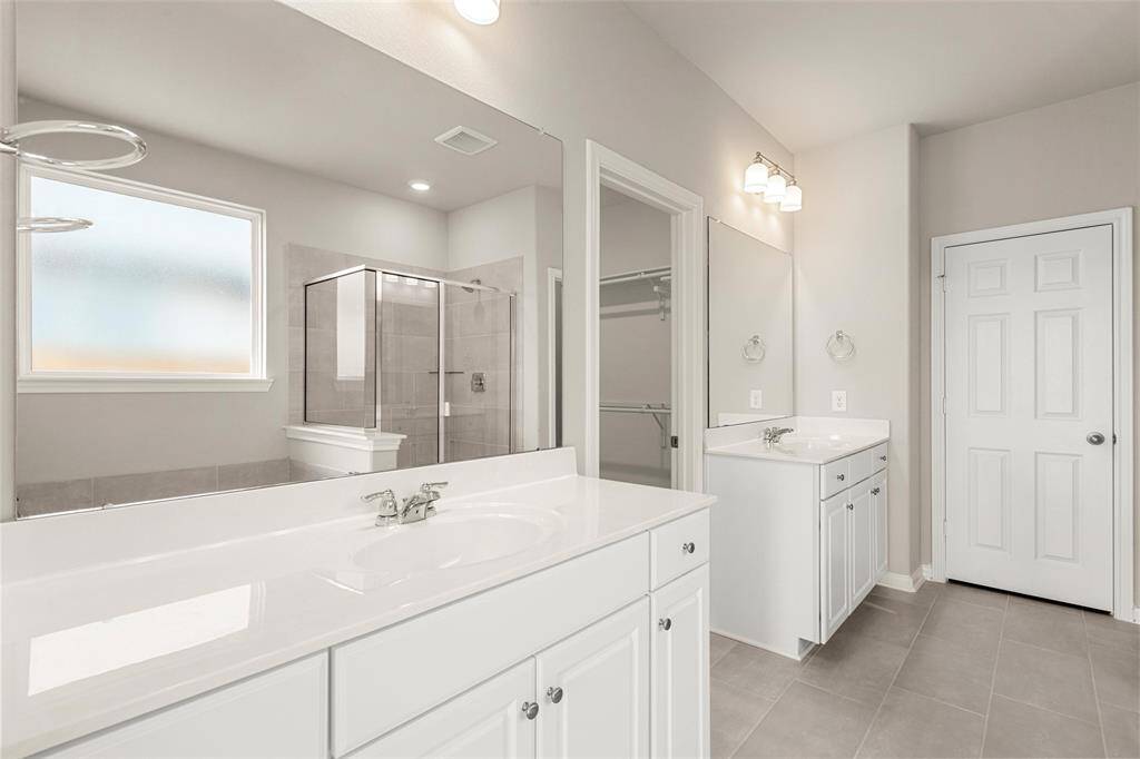 note: Sample product photo. Actual exterior and interior selections may vary by homesite.