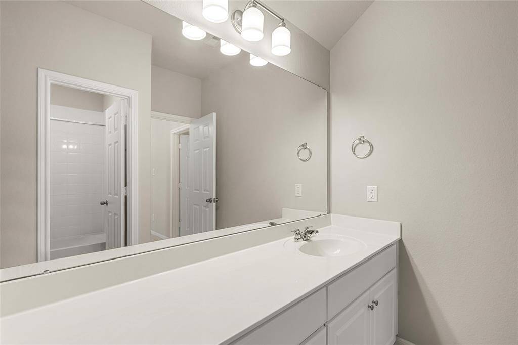 note: Sample product photo. Actual exterior and interior selections may vary by homesite.