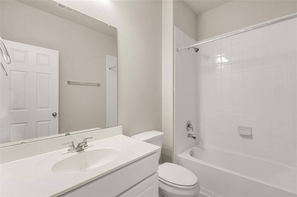 note: Sample product photo. Actual exterior and interior selections may vary by homesite.